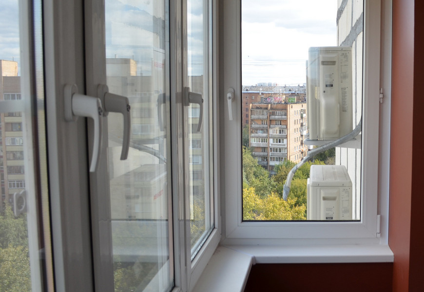 Тёплое остекление балкона, окна ПВХ REHAU. Оконные ручки с ключом и замком.